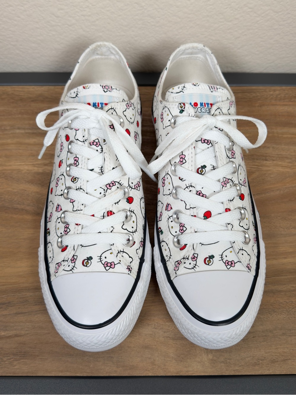 Converse Chuck Taylor Hello Kitty Low Top White Shoes 163916F Women's 8 Men's 6 - Picture 3 of 16